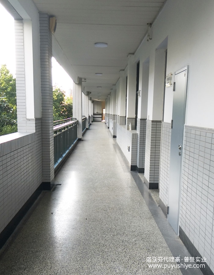 诺沃芬学校门