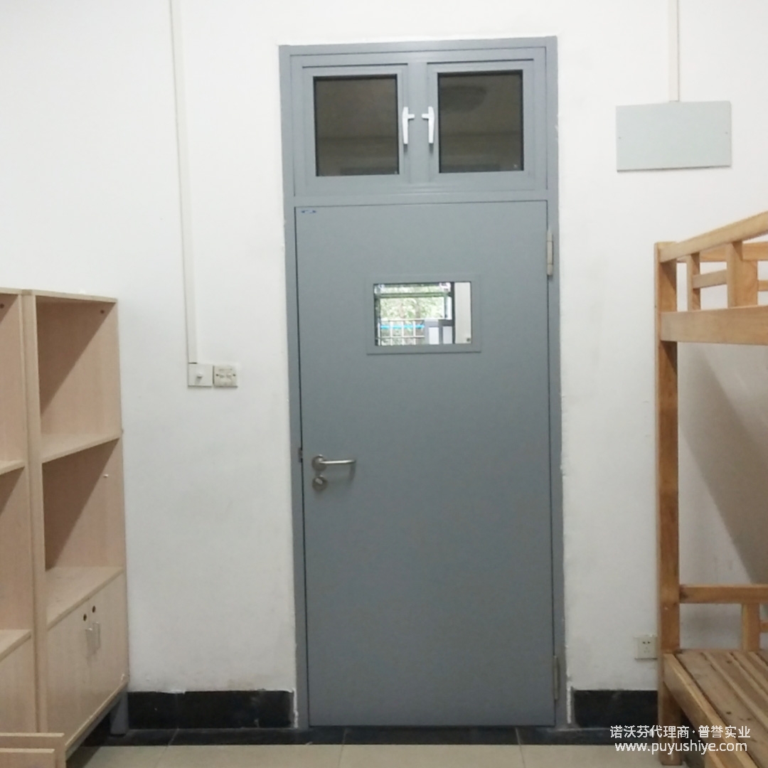 诺沃芬学校门