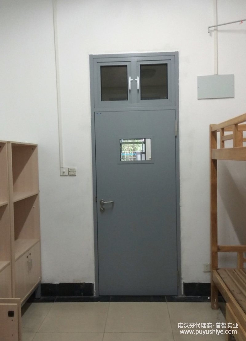 诺沃芬学校门