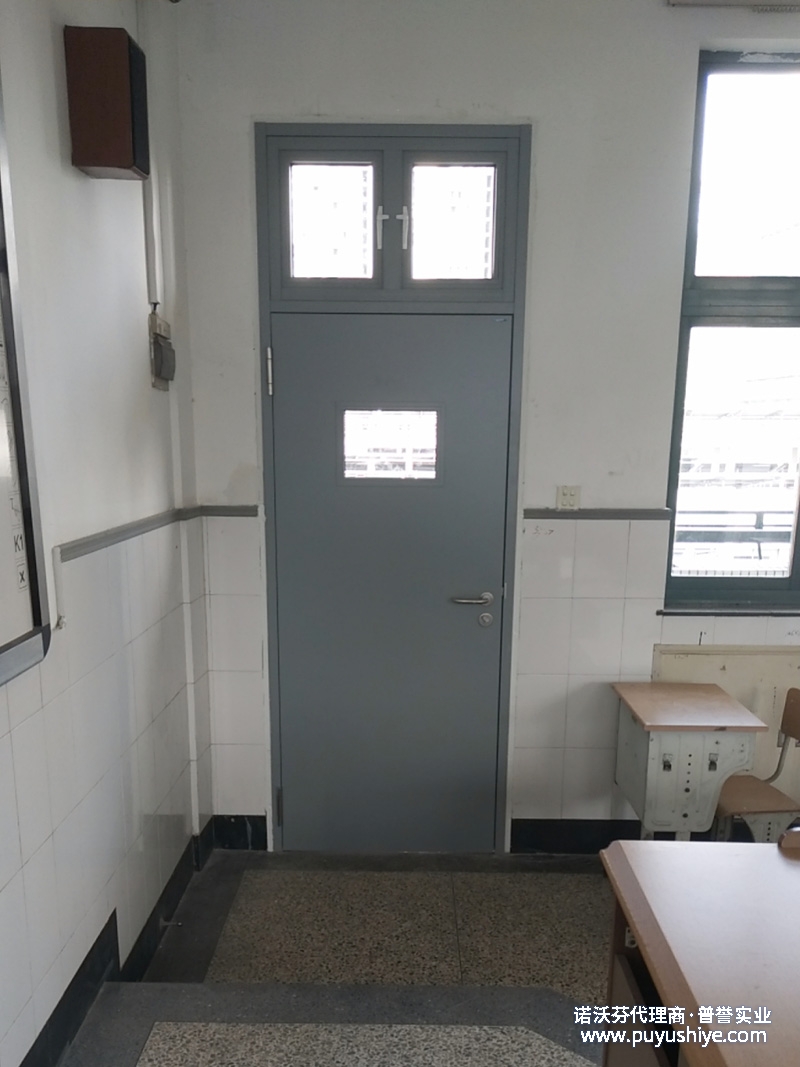 诺沃芬学校门